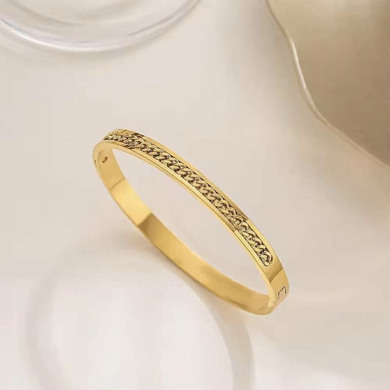 Second image of chain-textured thin-band clasp bangle