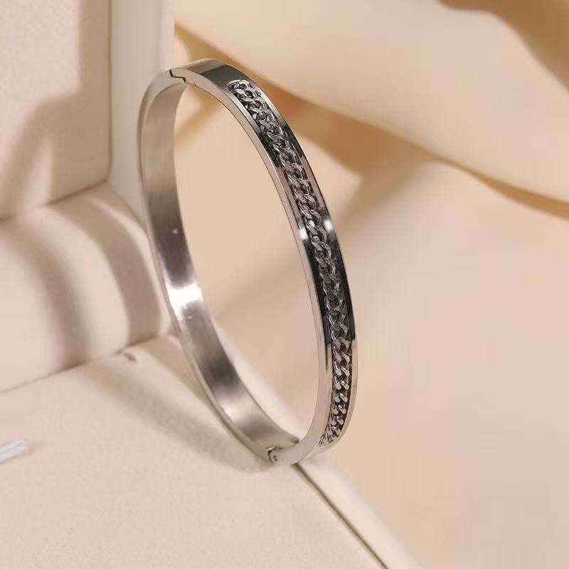 chain-textured thin-band clasp bangle
